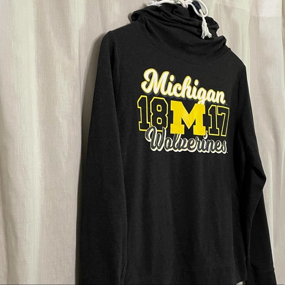 University of Michigan Wolverines Dark Gray, White & Gold Funnel Neck Pull-Over - Picture 4 of 15